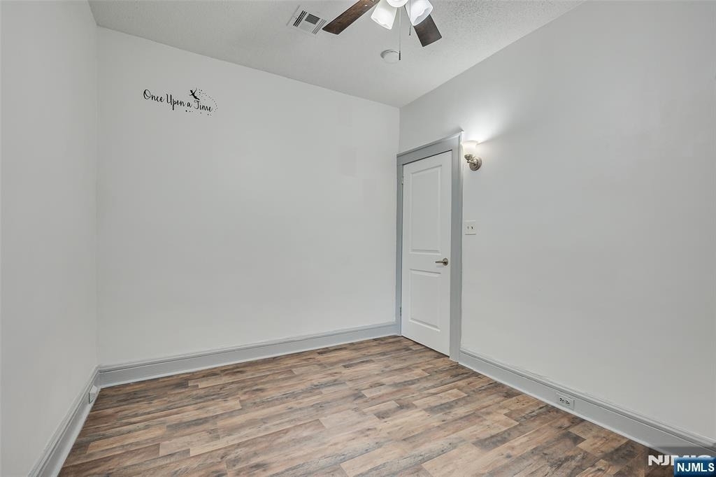 23 Wall - Photo 15