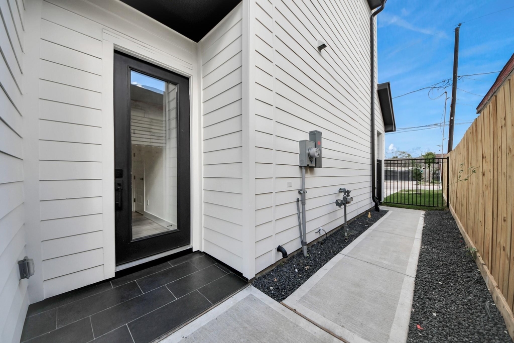 2408 Lorraine Street - Photo 2