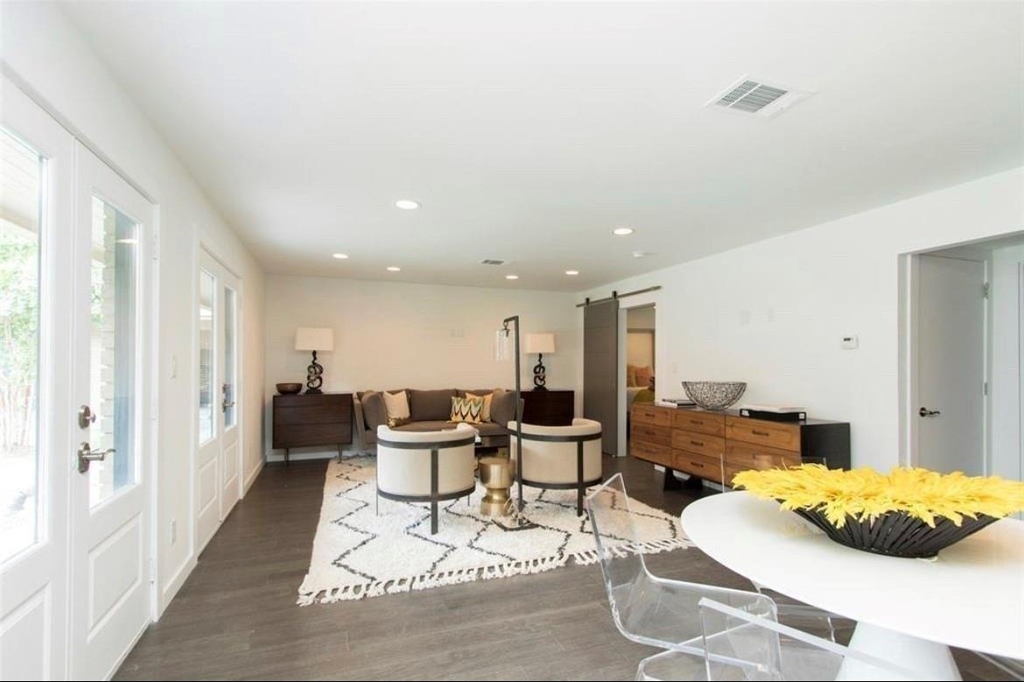 1410 Hyde Park Boulevard - Photo 4