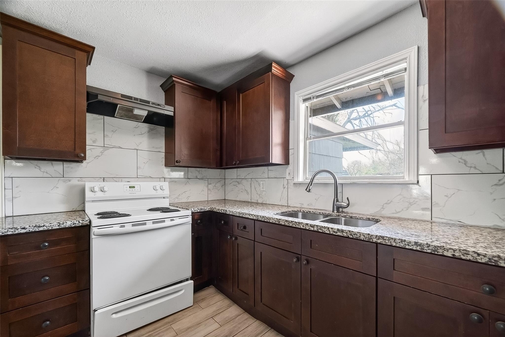 6022 Lyndhurst Drive - Photo 6