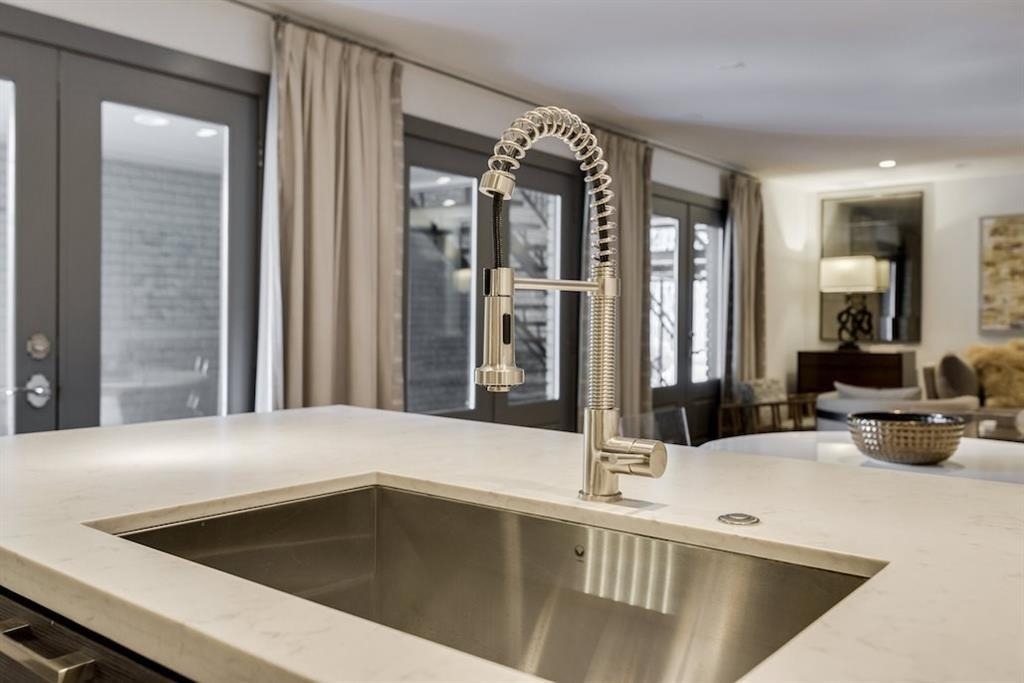 1410 Hyde Park Boulevard - Photo 8