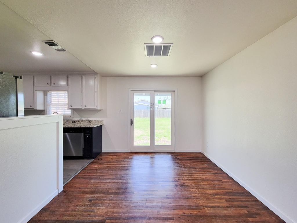 413 S Market Street - Photo 3