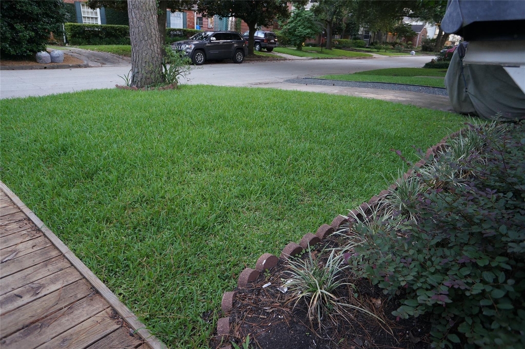 2404 Nottingham Street - Photo 2
