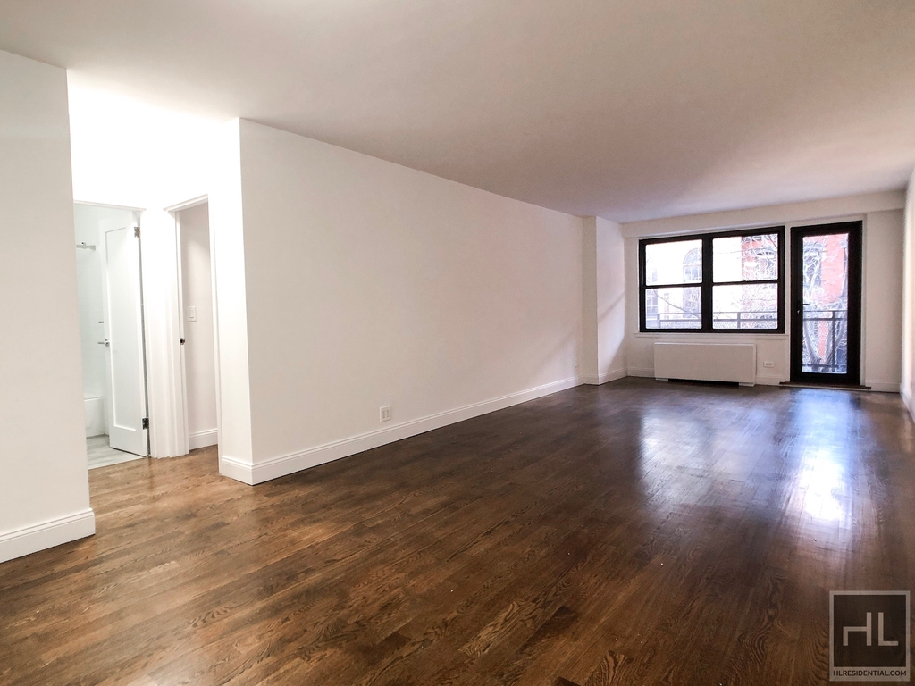 E 82 St - Photo 0
