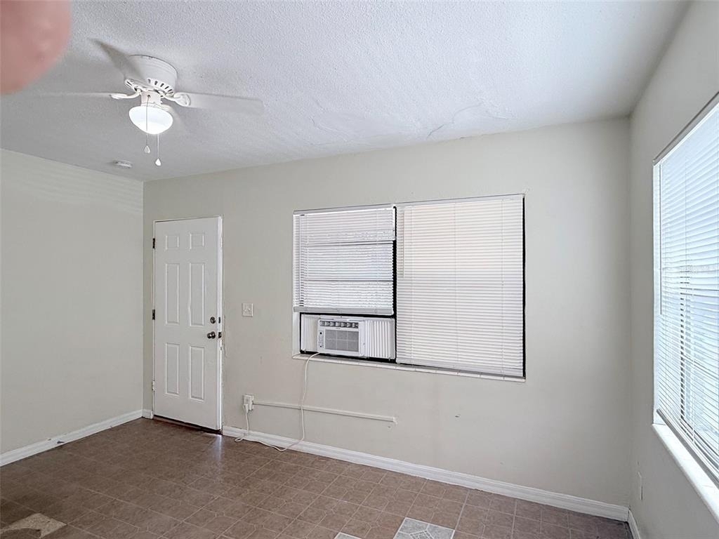 2404 10th Street W - Photo 3