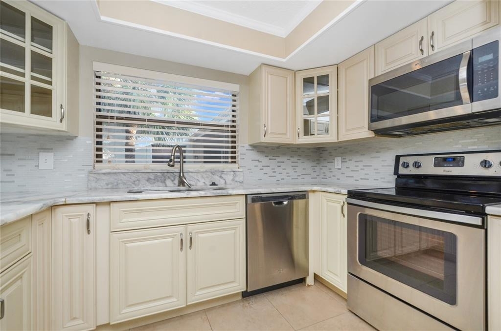 439 S Netherwood Crescent - Photo 4