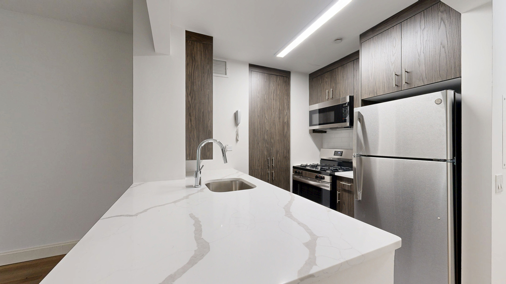 10 Hanover Square - Photo 1