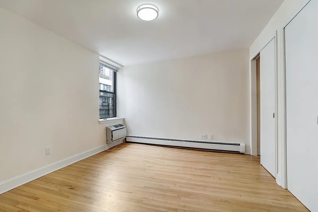 365 West 52nd Street - Photo 3