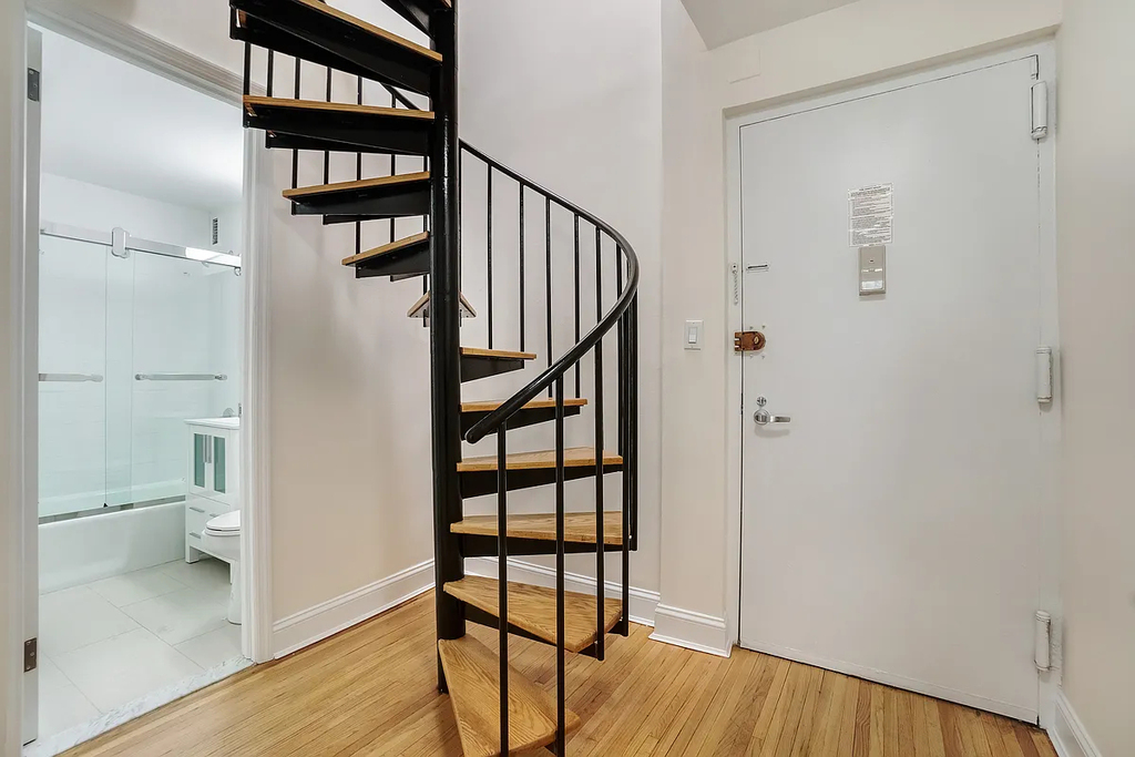 365 West 52nd Street - Photo 2