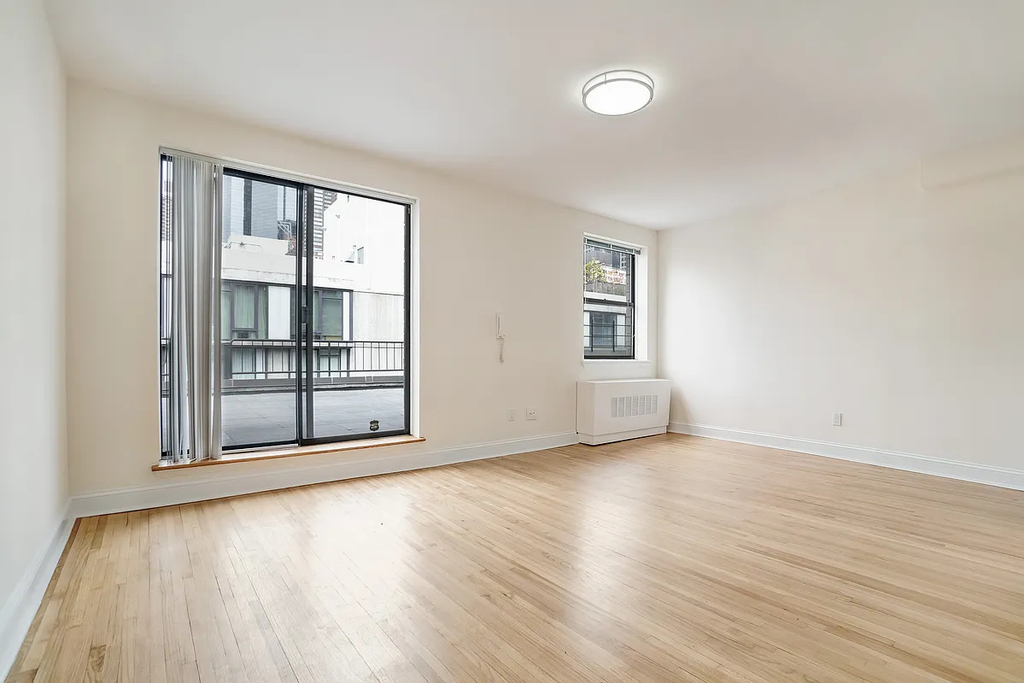 365 West 52nd Street - Photo 6
