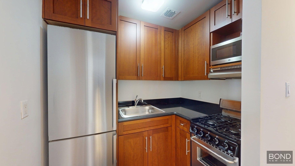 1661 York avenue  - Photo 1