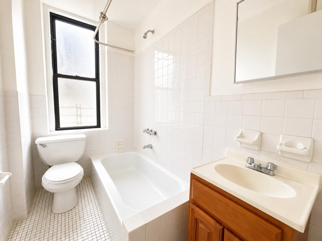 2507 Cruger Avenue - Photo 4