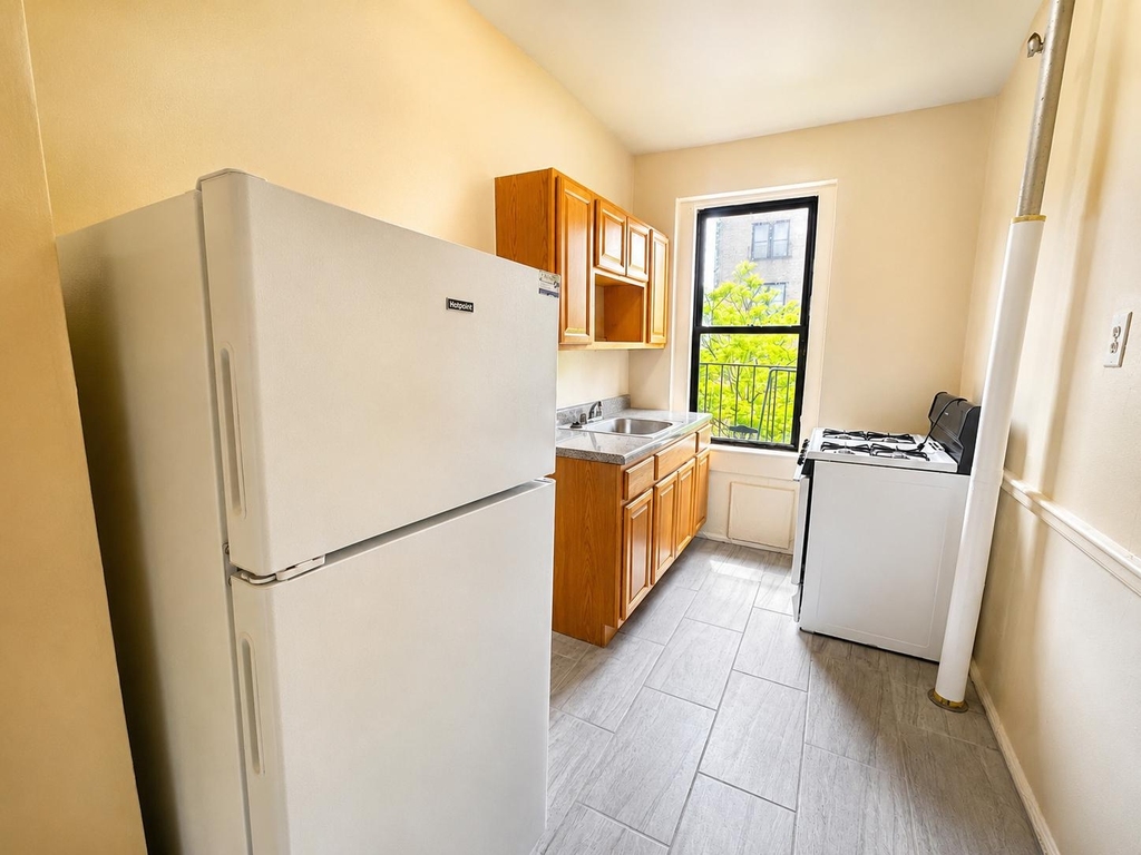 2507 Cruger Avenue - Photo 5