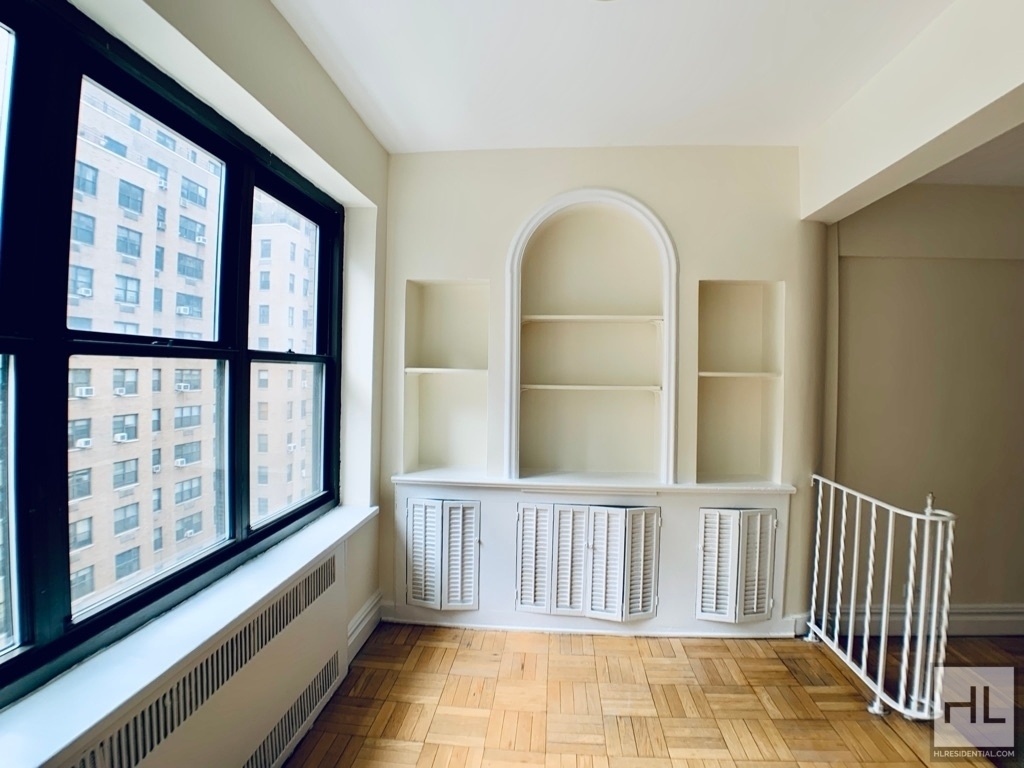 East 56 Street - Photo 2
