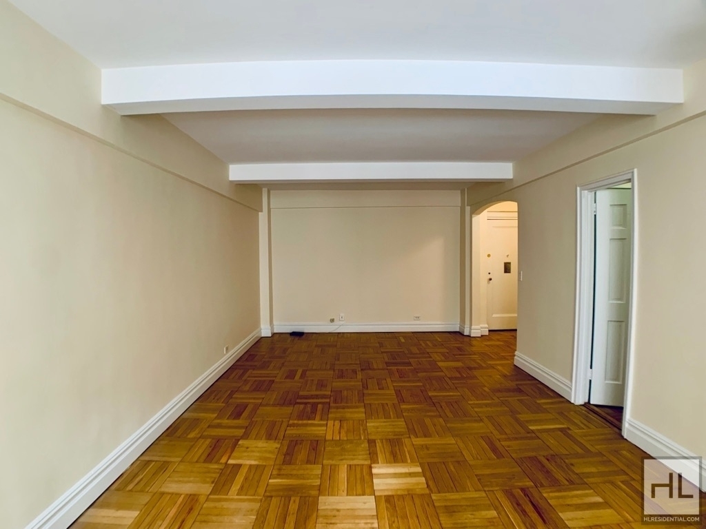 East 56 Street - Photo 1