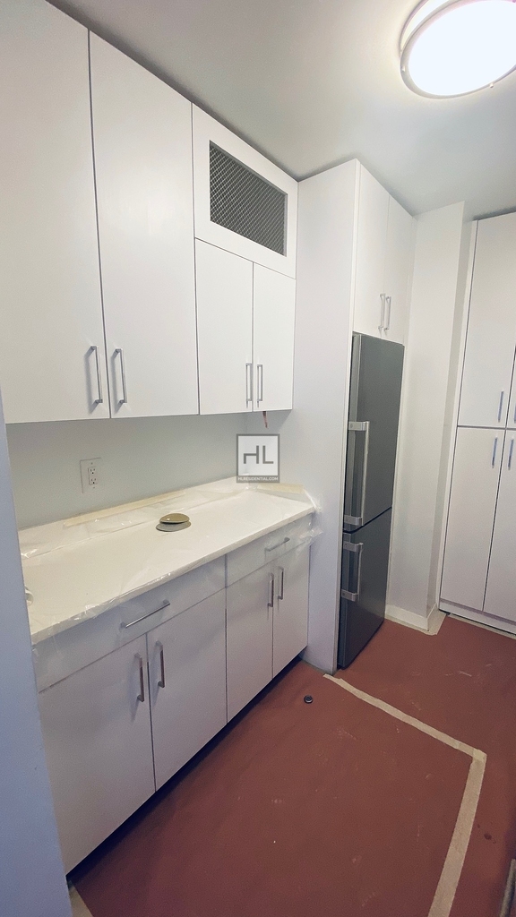 E 82 St - Photo 3