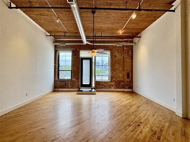 3026 Commerce - Photo 3