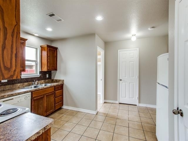 1208 Boxwood Drive - Photo 3