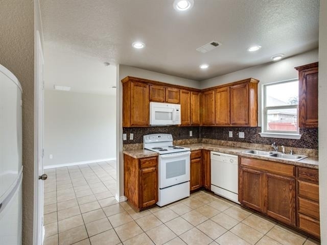 1208 Boxwood Drive - Photo 2