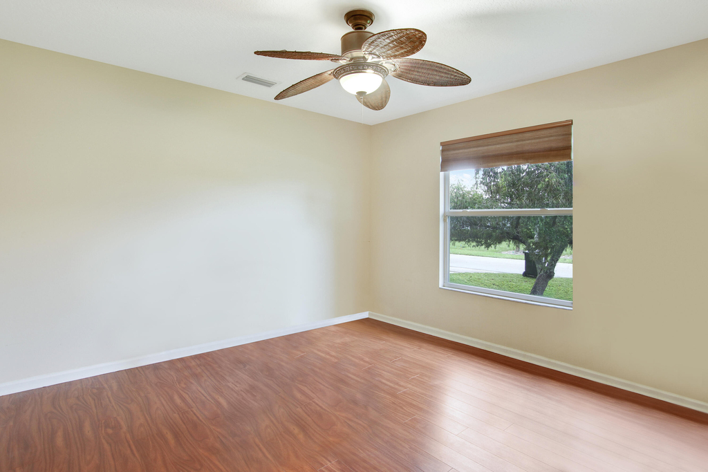 1198 Se Petunia Avenue - Photo 4