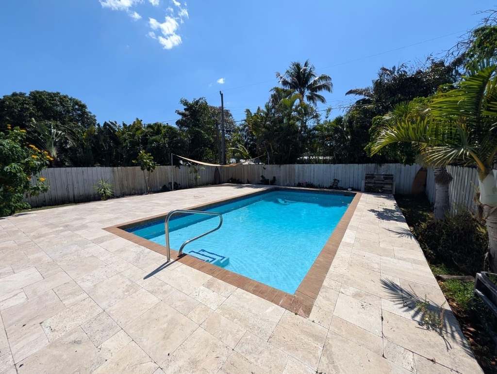 1629 Nw 5th Avenue - Photo 2