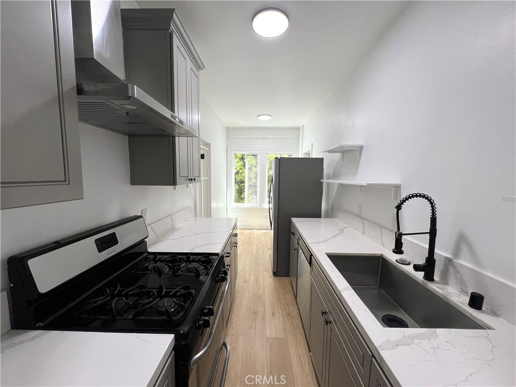 1557 W 36th Place - Photo 4