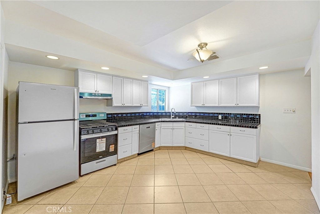 14323 Califa - Photo 5