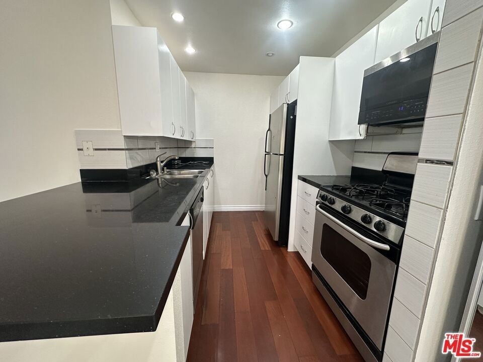 18350 Hatteras Street - Photo 2