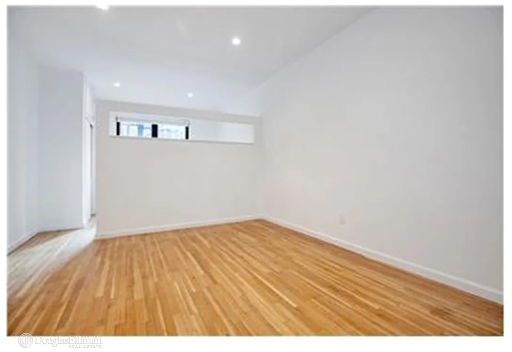 230 E 52nd St - Photo 2