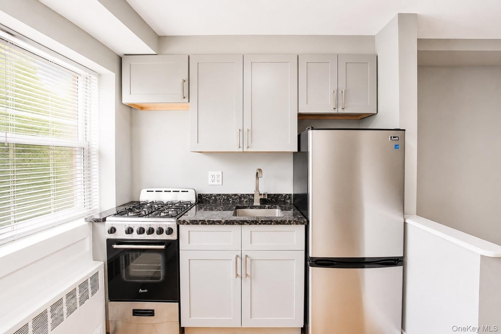 470 E Broadway - Photo 9