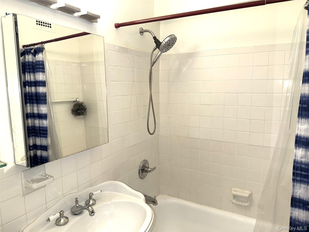 370 Westchester Avenue - Photo 3