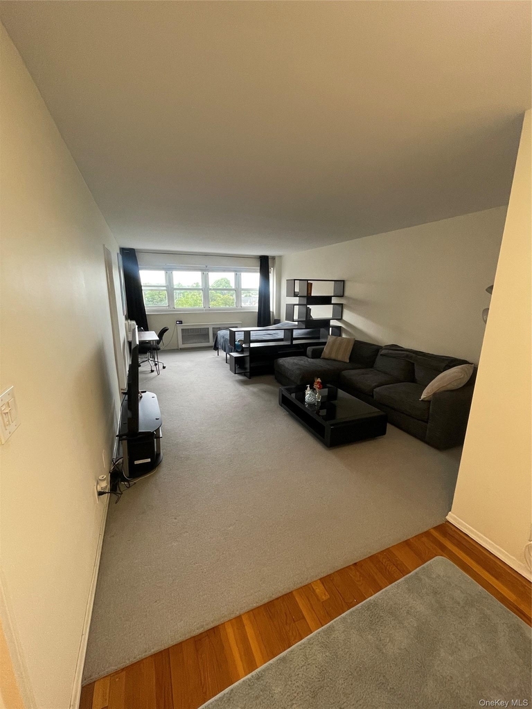 370 Westchester Avenue - Photo 3