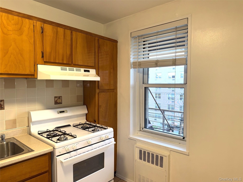 370 Westchester Avenue - Photo 1