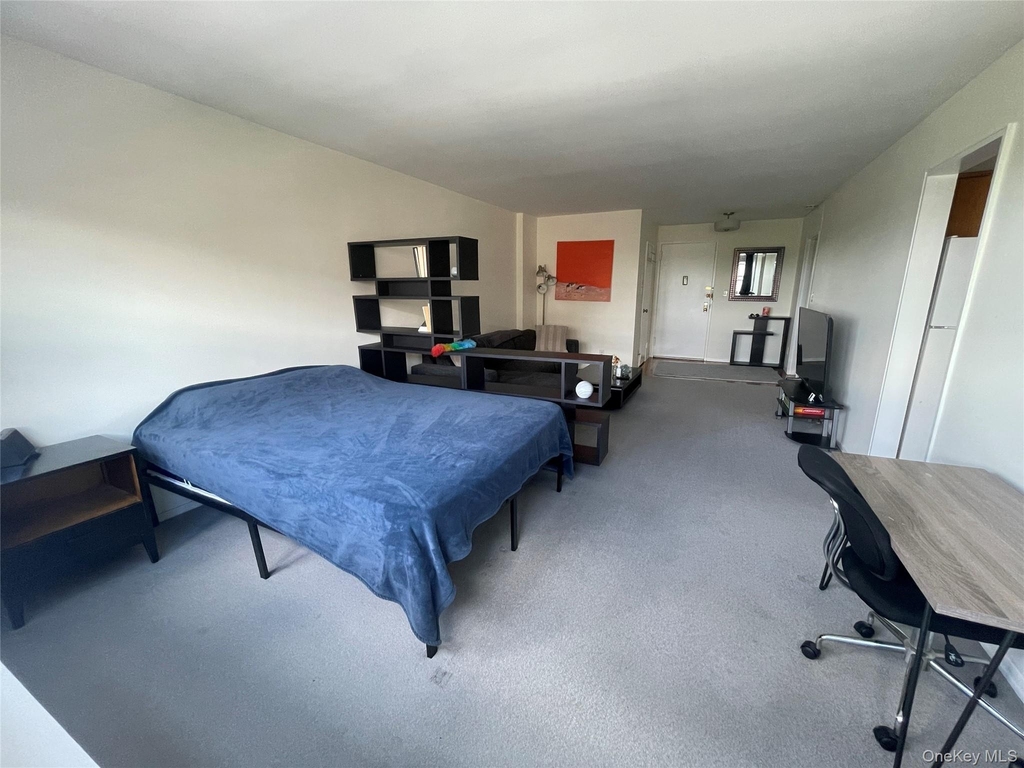 370 Westchester Avenue - Photo 4