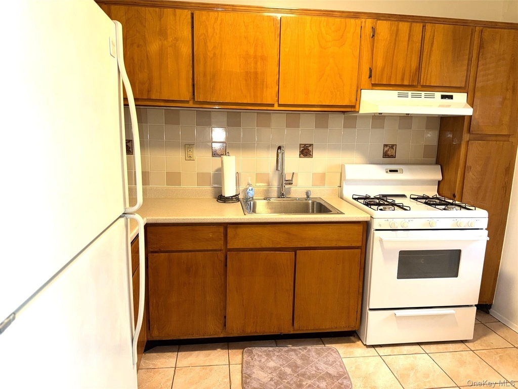 370 Westchester Avenue - Photo 2