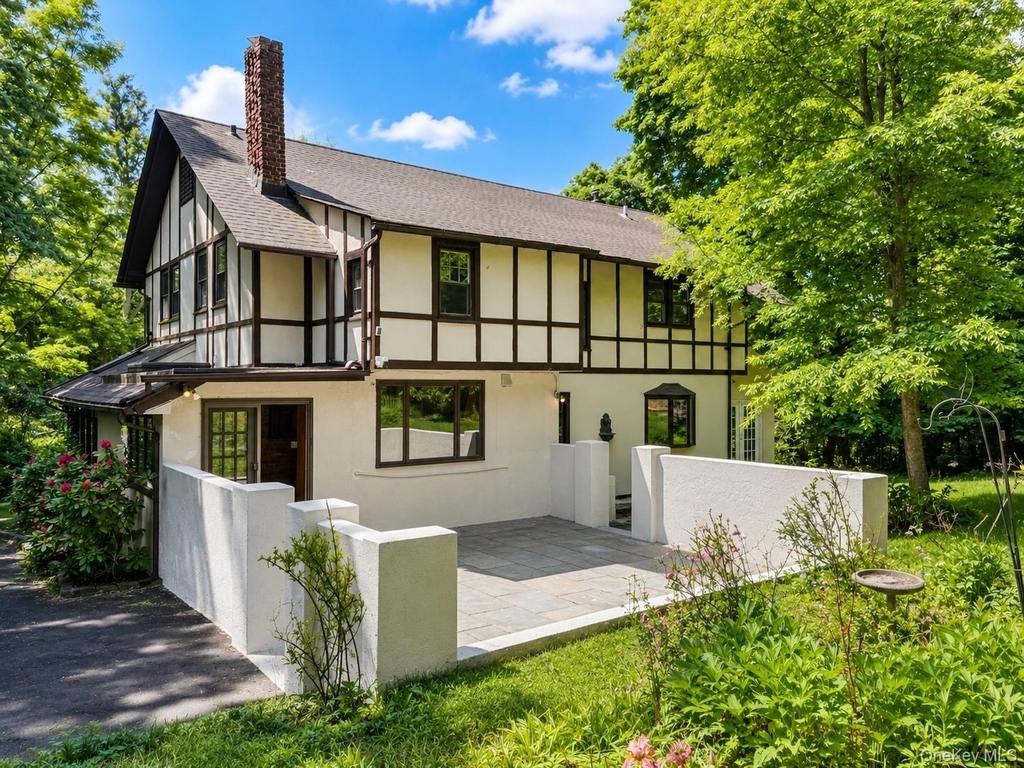 1 Edgehill Road - Photo 3