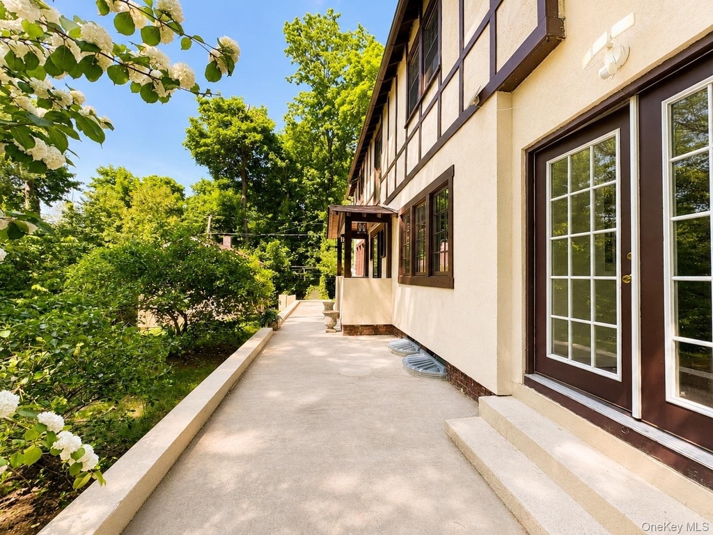 1 Edgehill Road - Photo 4