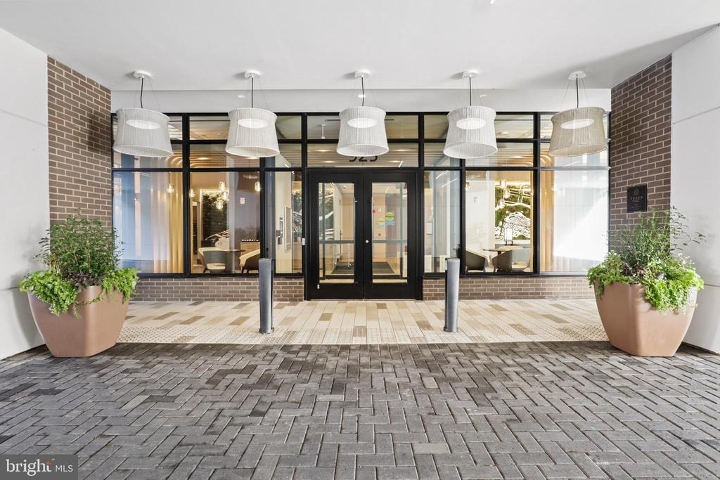 925 N Fairfax Street - Photo 2