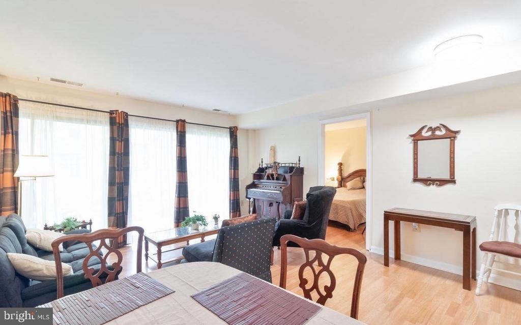21 Canterbury Square - Photo 2