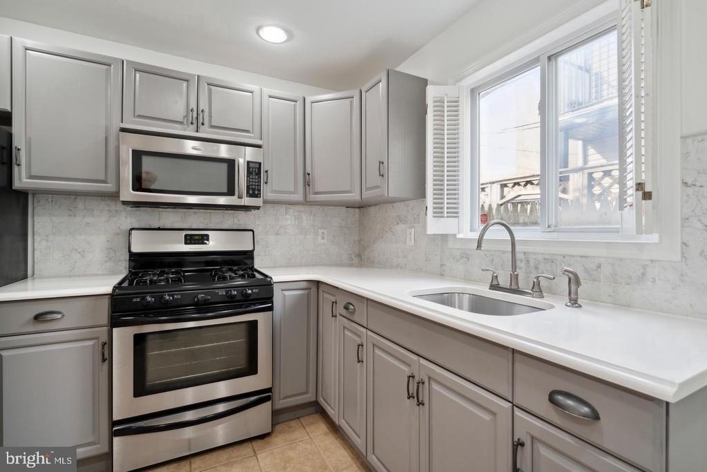 1563 E Hewson Street - Photo 2