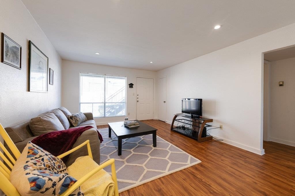 304 E 34th St - Photo 3