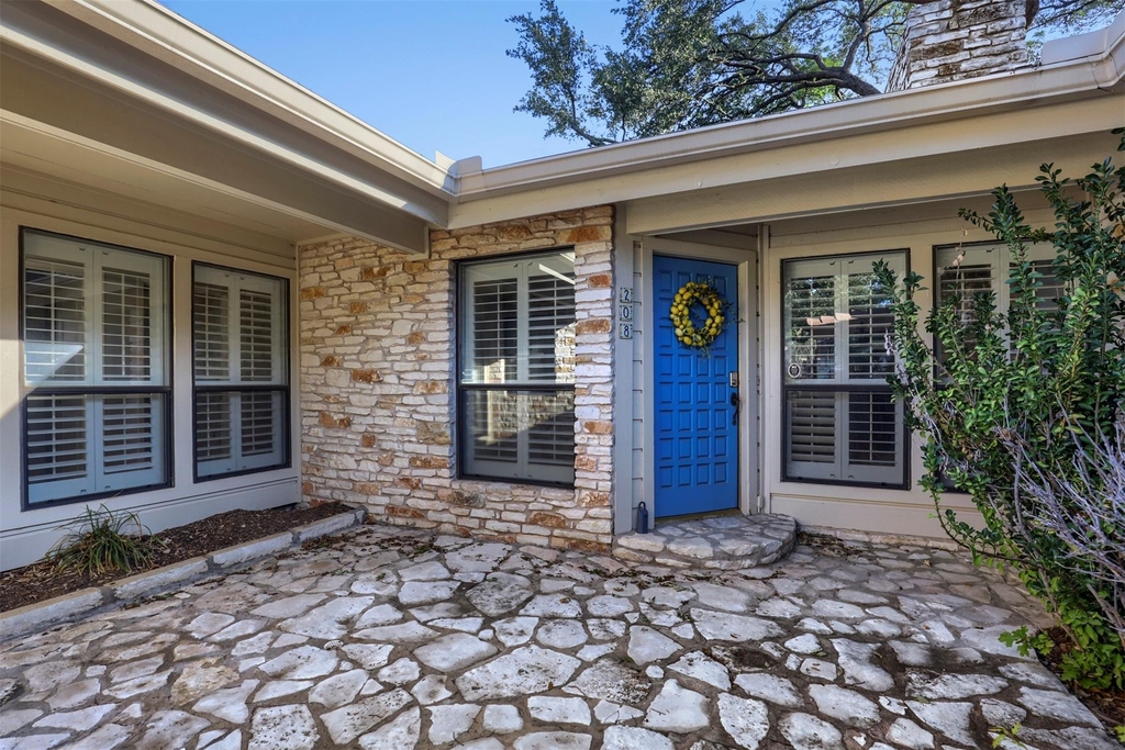 208 Crescent Blf - Photo 2