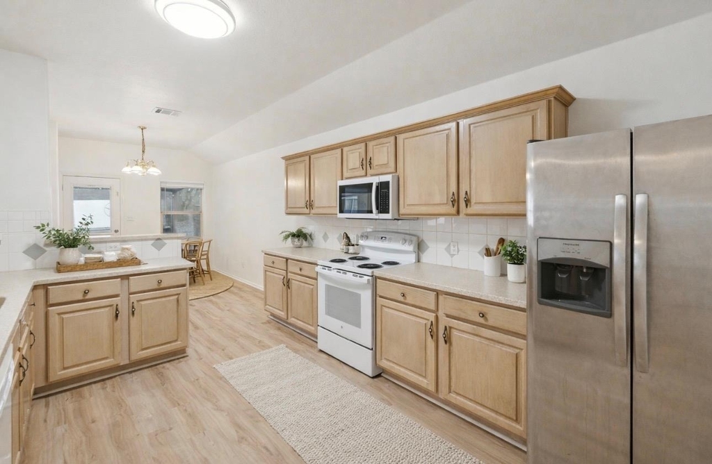 1611 Sunnycrest Cir - Photo 4