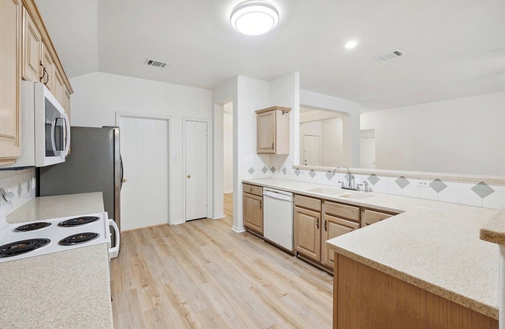 1611 Sunnycrest Cir - Photo 6