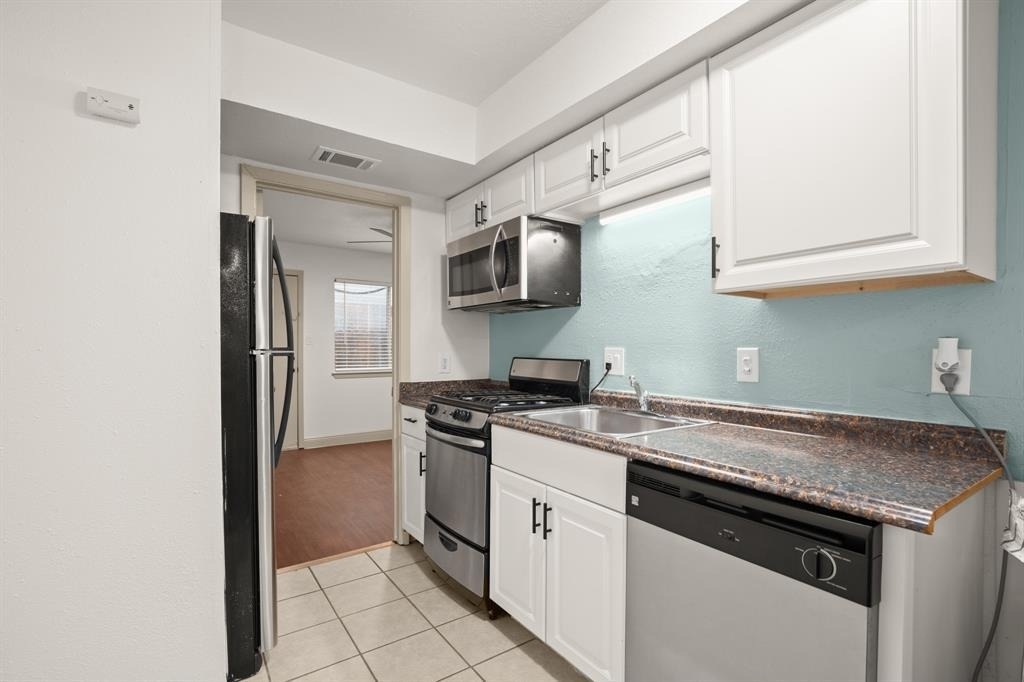 1010 W 23rd St - Photo 1