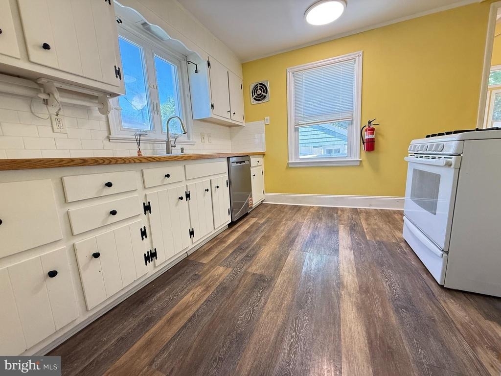 210 Kuser Road - Photo 4
