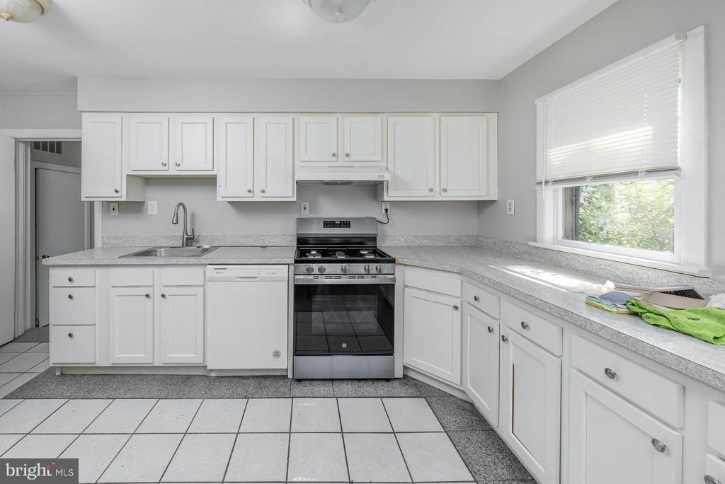 1100 Woodlawn Avenue - Photo 1