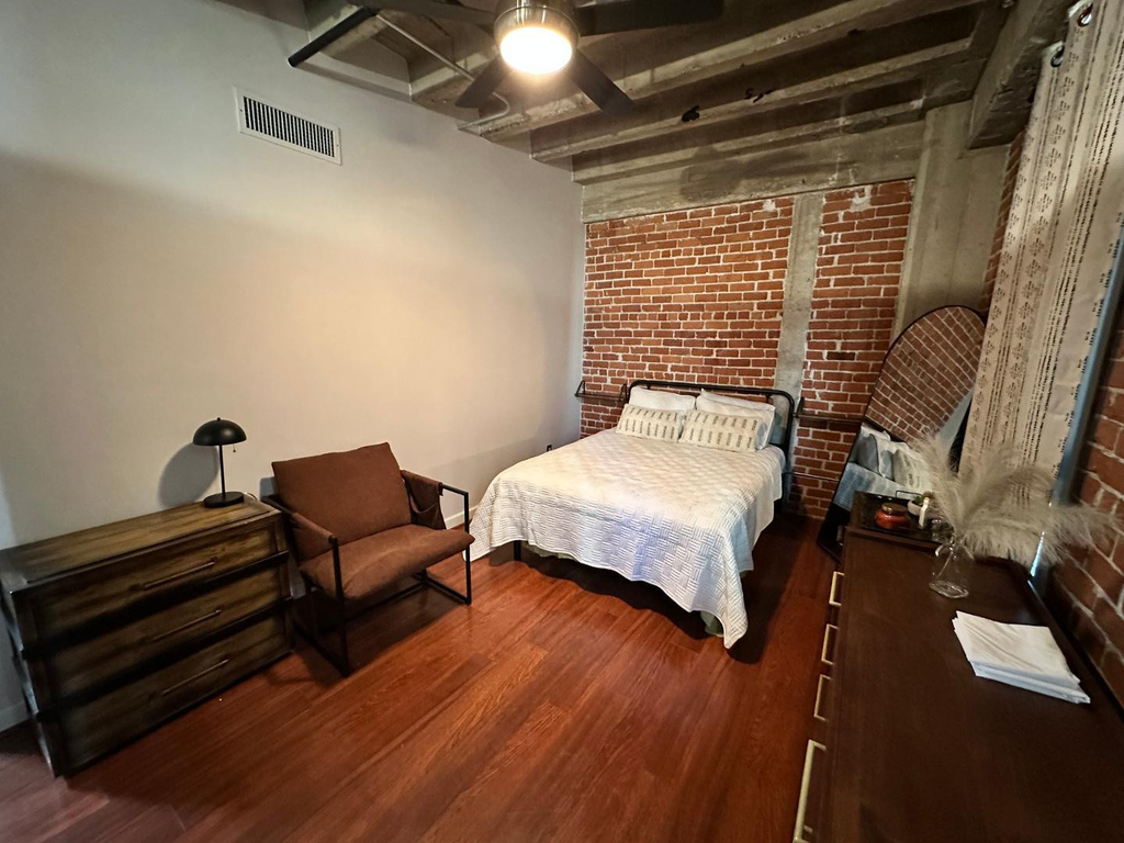114 W Adams Street - Photo 2