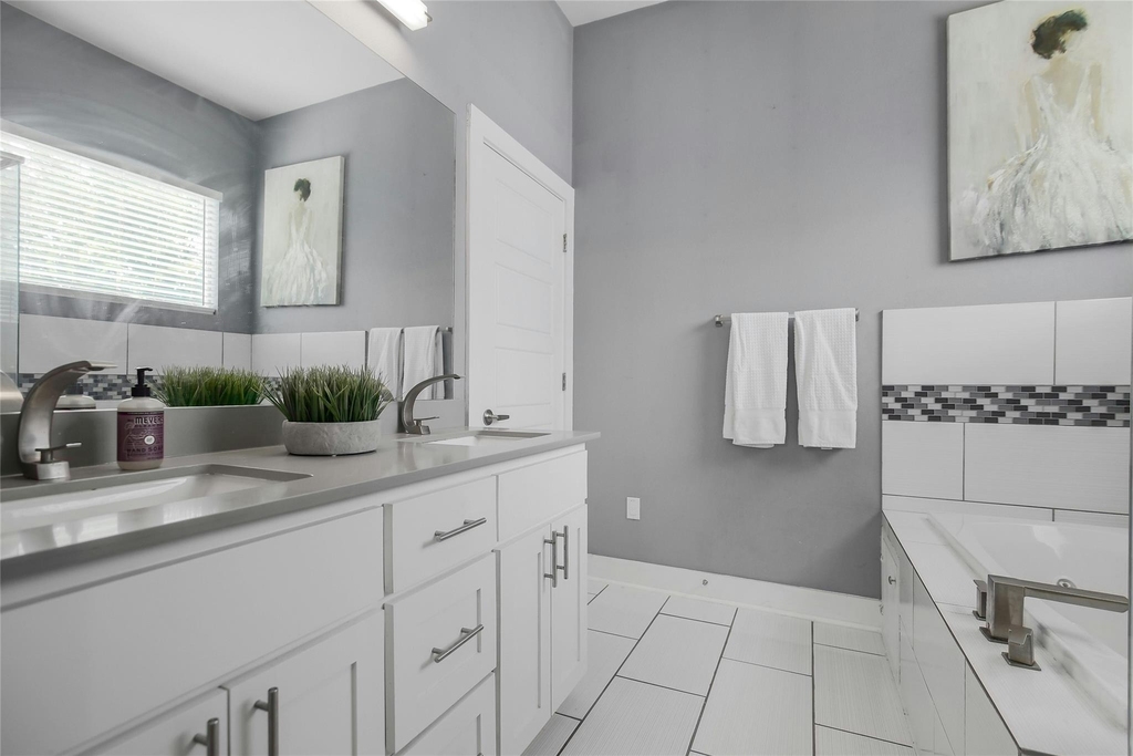7607 Providence Ave - Photo 13