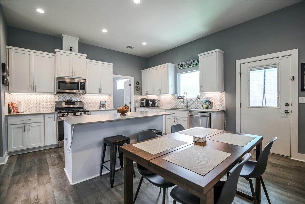7607 Providence Ave - Photo 2